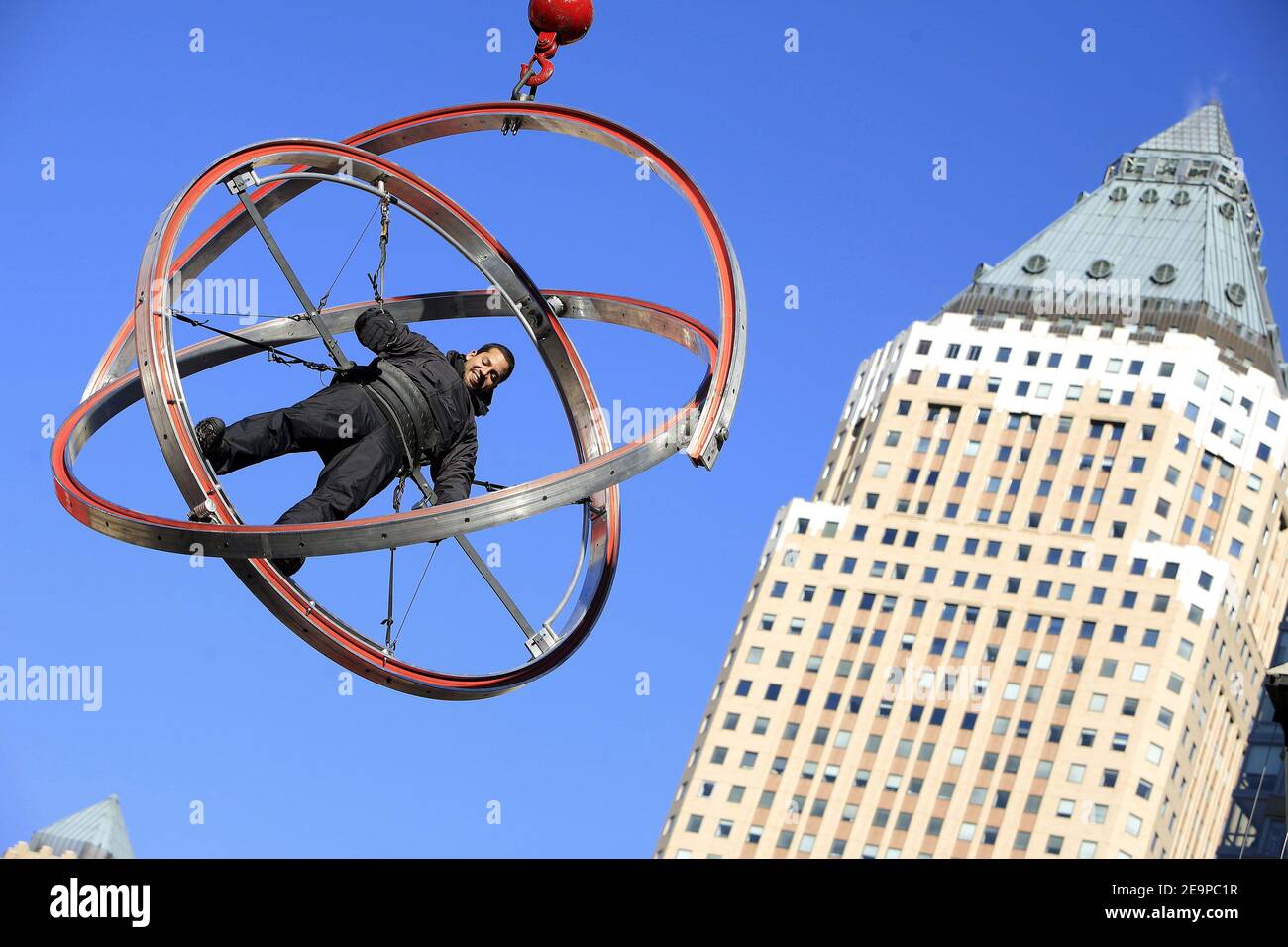 Zauberer und Ausdauerkünstler David Blaine hängt an einem Kran am Times Square 21 November 2006, in New York während seiner neuesten Herausforderung. Blaine wird versuchen, aus den Fesseln zu entkommen, während er fünf Stockwerke über dem Times Square baumelt, rechtzeitig für den zweitägigen Verkauf des Target Store, der am 24. November 2006 beginnt. Wenn er den Test beendet, nimmt er 100 verdiente Kinder auf einem 500 USD Shopping Spree, das von Target und David Blaine gesponsert wird und der Heilsarmee zugutekommt. Foto von Gerald Holubowicz/ABACAPRESS.COM Stockfoto