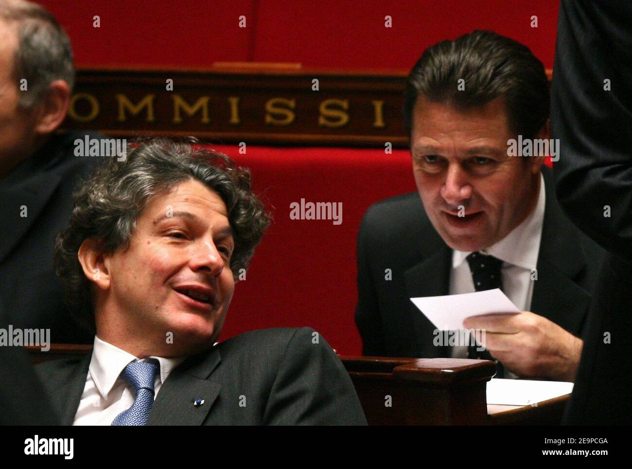 Der französische Wirtschaftsminister Thierry Breton und der Delegierte Minister für regionale Entwicklung Christian Estrosi nehmen am 22. November 2006 an der wöchentlichen Fragestunde der Regierung in der französischen Nationalversammlung in Paris Teil. Foto von Mehdi Taamallah/ABACAPRESS.COM Stockfoto