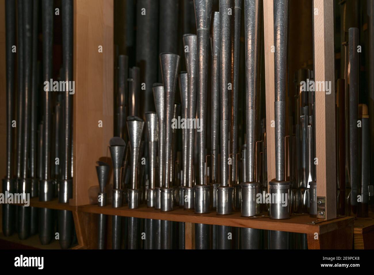 Im Inneren einer Kirchenorgel, Register mit Röhren aus Metall mit Stimmdraht und Resonator, Musikinstrument, ausgewählter Fokus, sehr enge Fi-Tiefe Stockfoto