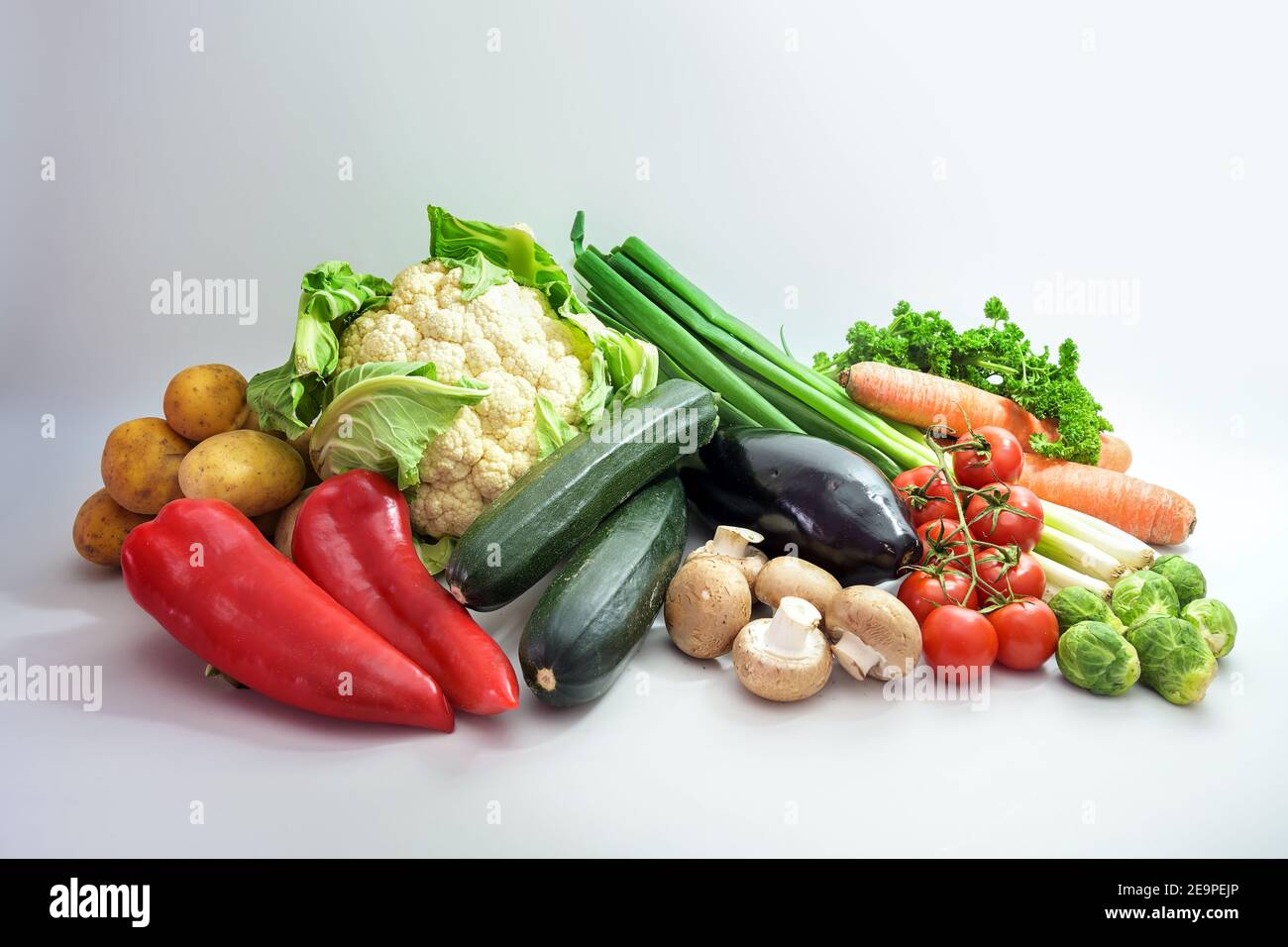 Gesundes frisches Gemüse verschiedener Sorten auf hellgrauem Hintergrund, Diät-Food-Konzept für Fitness und Gewicht zu verlieren, Copy Space, ausgewählten Fokus Stockfoto