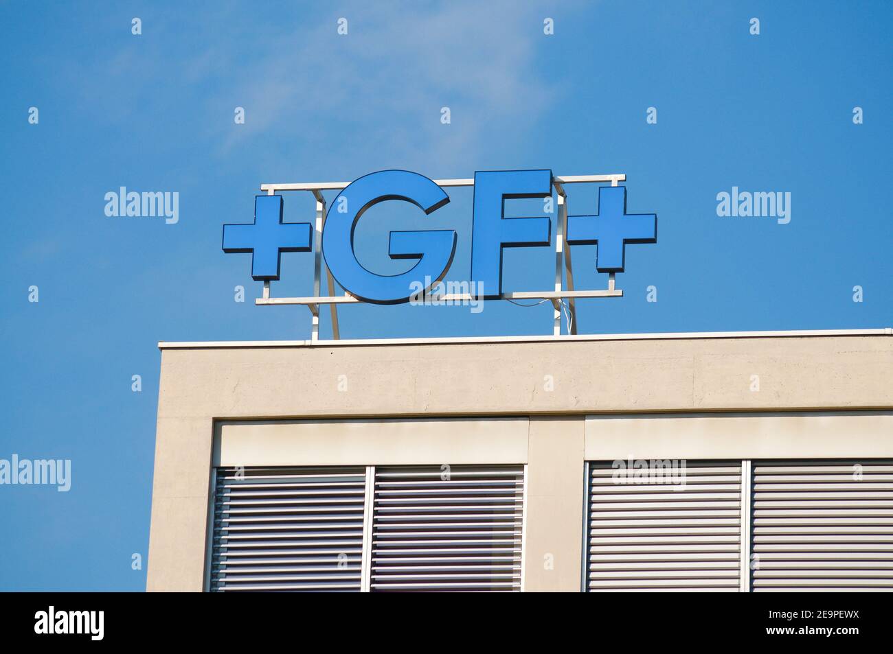 Locarno, Tessin, Schweiz - 16th. Januar 2021 : Georg Fischer (abgekürzt GF oder +GF+) Schild am Baubüro in der Schweiz Stockfoto