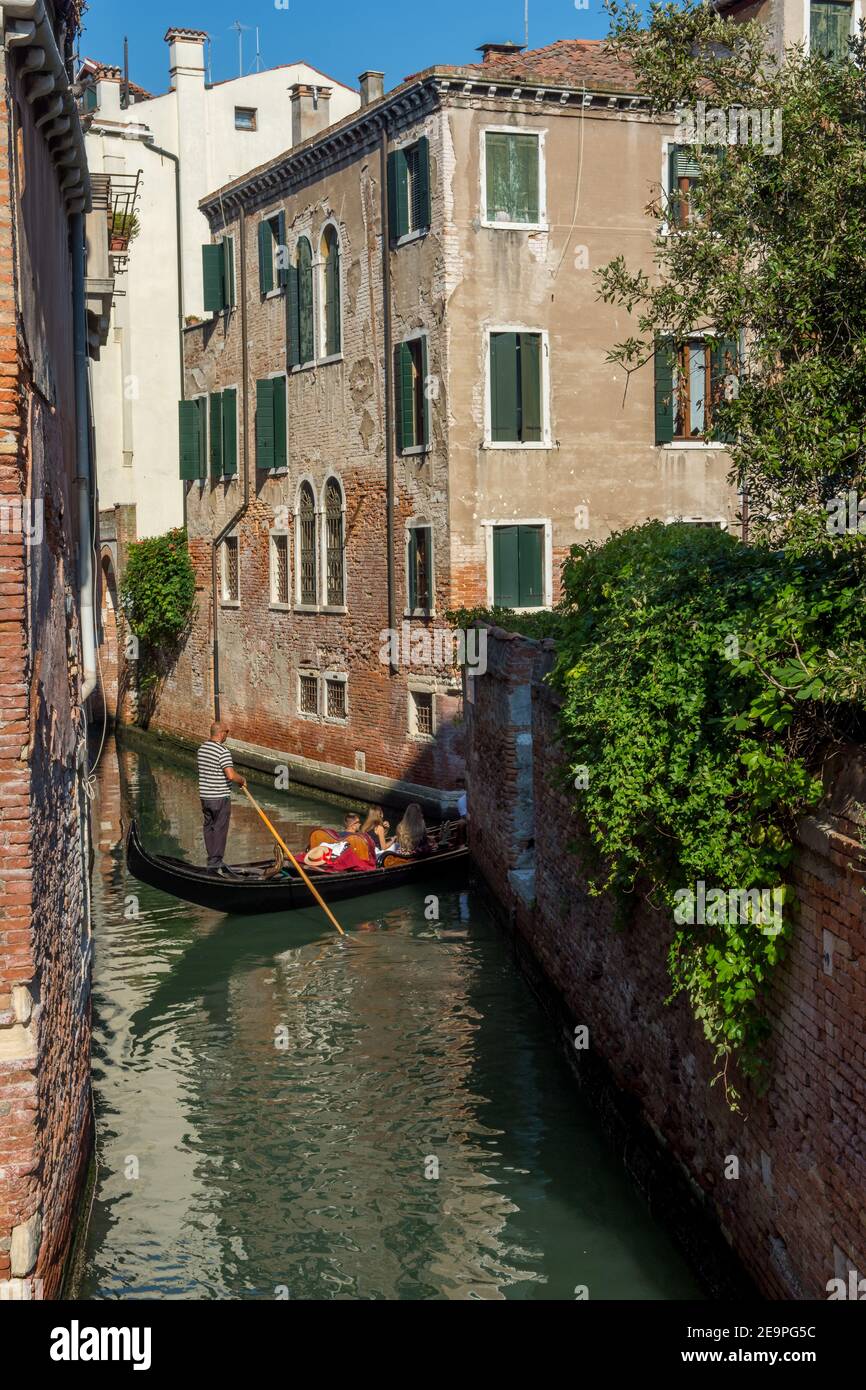 Entdeckung der Stadt Venedig und seiner kleinen Kanäle und romantischen Gassen, Italien Stockfoto