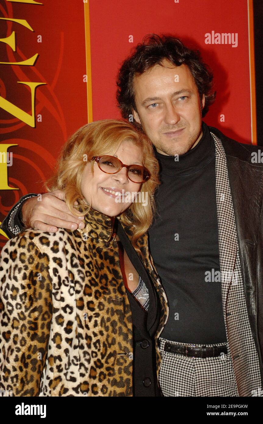 Die französische Sängerin Nicoletta und ihr Freund Jean-Christophe Moliner nehmen am 4. Dezember 2006 an der Premiere von 'Phenix Circus' der Stiftung 'Nez Rouge' in Paris Teil. Foto von Giancarlo Gorassini/ABACAPRESS.COM Stockfoto