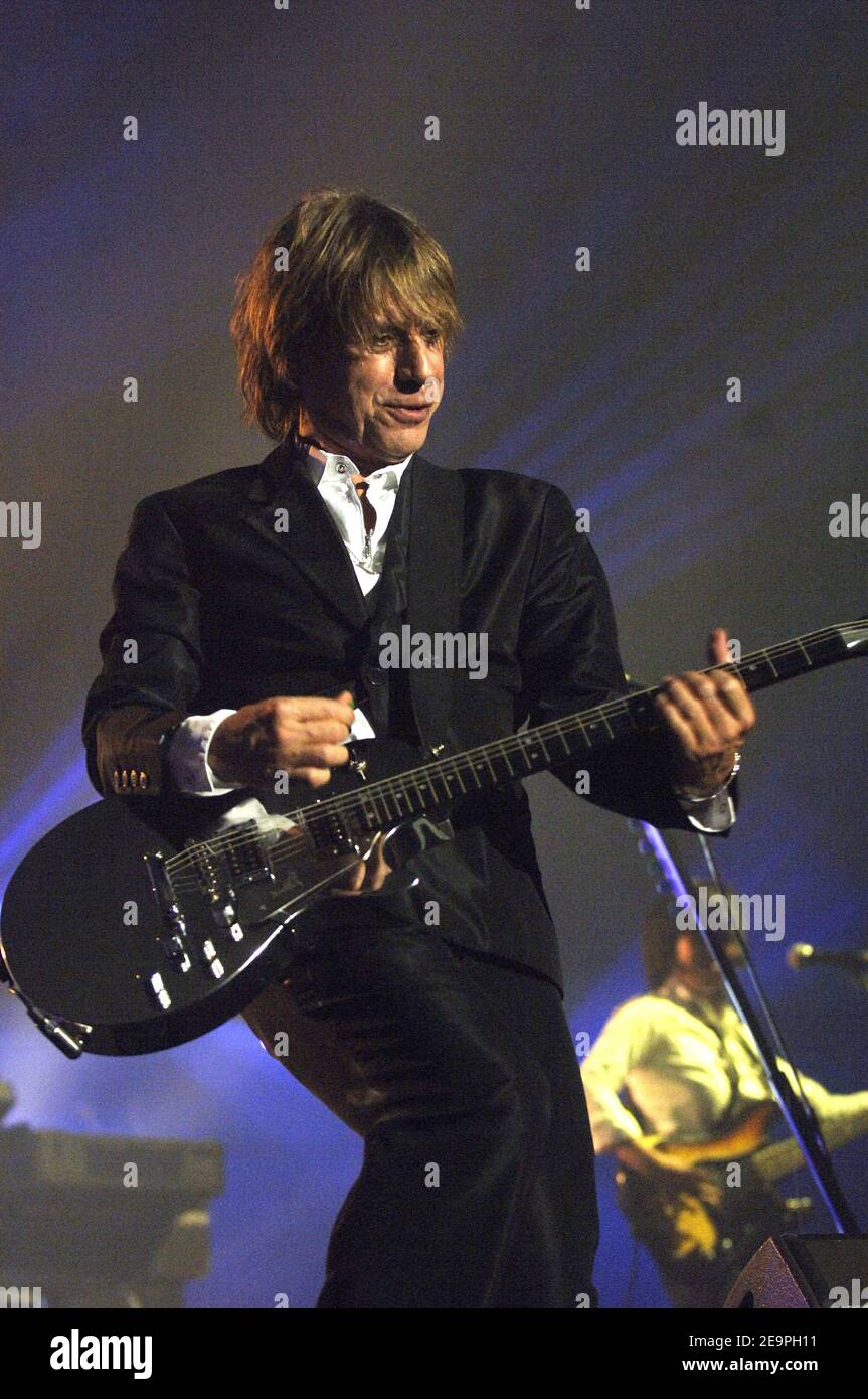 Der französische Sänger Jean-Louis Aubert tritt am 5. Dezember 2006 live im Le Zenith in Paris auf. Foto von Giancarlo Gorassini/ABACAPRESS.COM Stockfoto