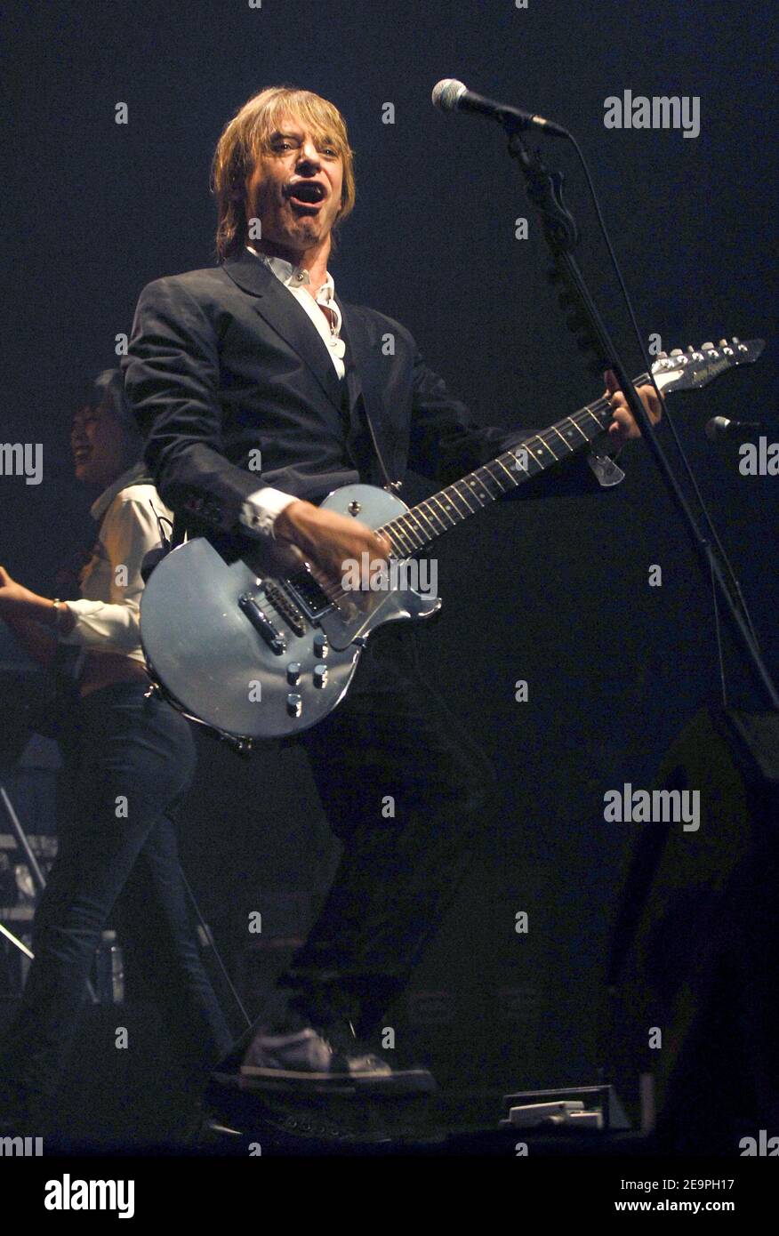 Der französische Sänger Jean-Louis Aubert tritt am 5. Dezember 2006 live im Le Zenith in Paris auf. Foto von Giancarlo Gorassini/ABACAPRESS.COM Stockfoto