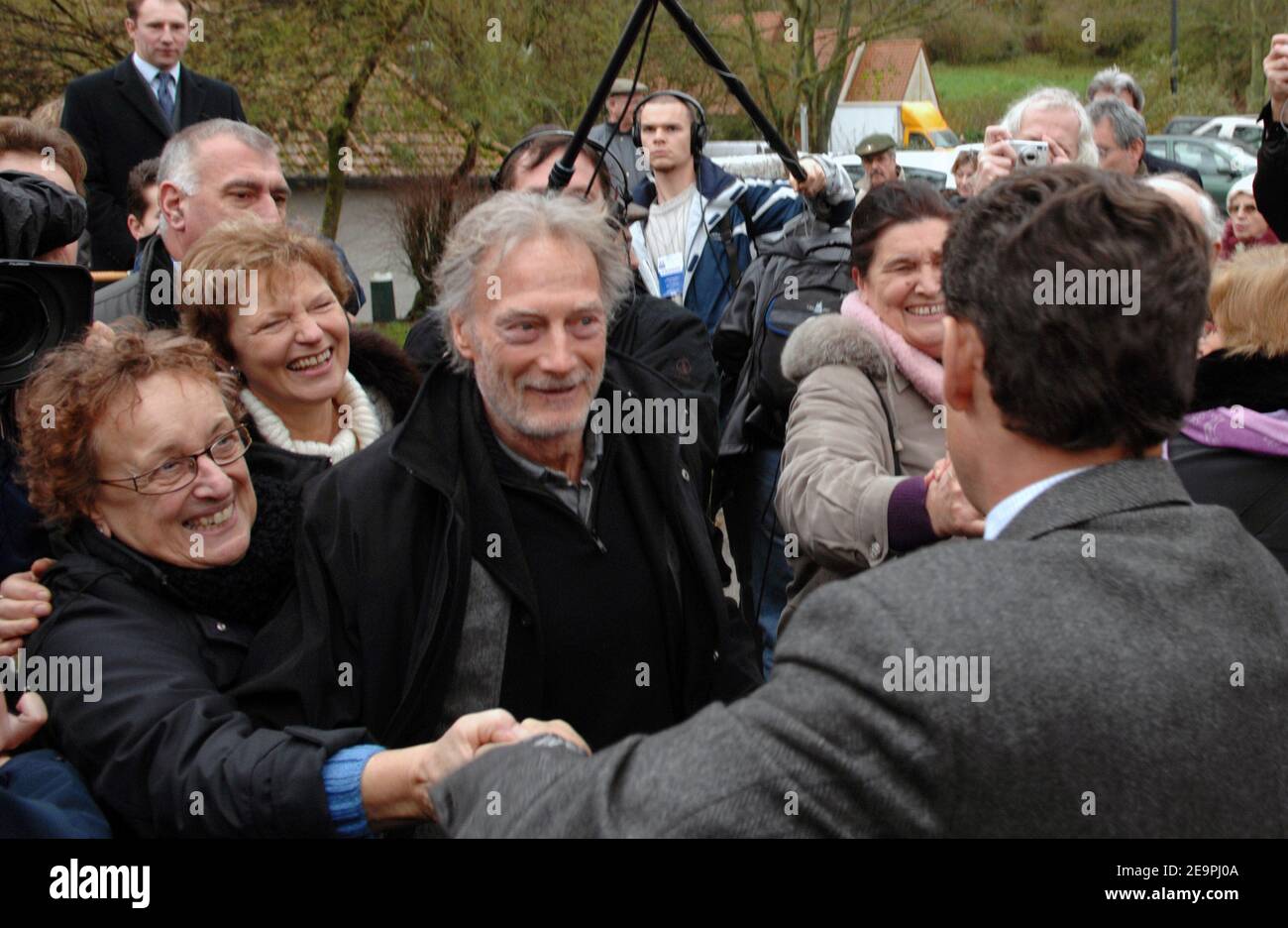 Der französische Innenminister und erklärte die Hoffnung des UMP-Präsidenten Nicolas Sarkozy besucht die "Baie de Somme" und trifft sich am 8. Dezember 2006 mit Jägern, Hirten und Umweltverbänden in Saint-Valery-sur-Somme, Frankreich. Foto von Nicolas Khayat/ABACAPRESS.COM Stockfoto