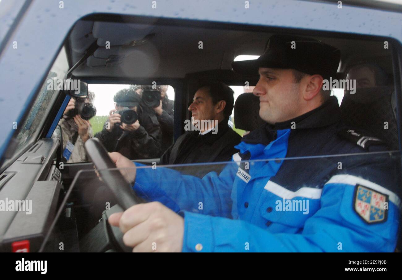 Der französische Innenminister und erklärte die Hoffnung des UMP-Präsidenten Nicolas Sarkozy besucht die "Baie de Somme" und trifft sich am 8. Dezember 2006 mit Jägern, Hirten und Umweltverbänden in Saint-Valery-sur-Somme, Frankreich. Foto von Nicolas Khayat/ABACAPRESS.COM Stockfoto