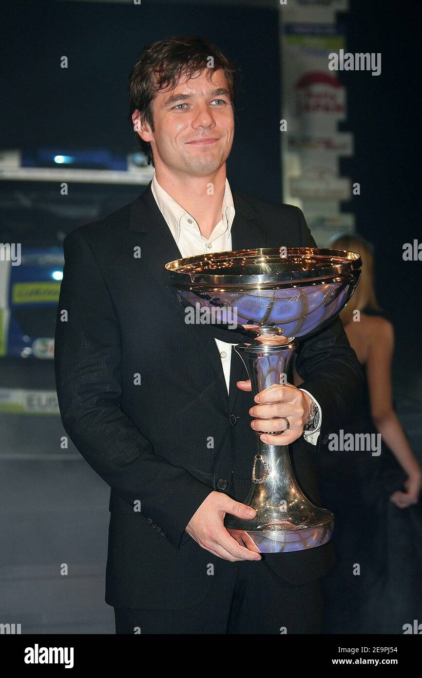 Rallye-Weltmeister Sebastien Loeb stellt sich mit seiner Trophäe bei der FIA Gala 2006 in Monaco am 8. Dezember 2006. Foto von Frederic Nebinger/Cameleon/ABACAPRESS.COM Stockfoto