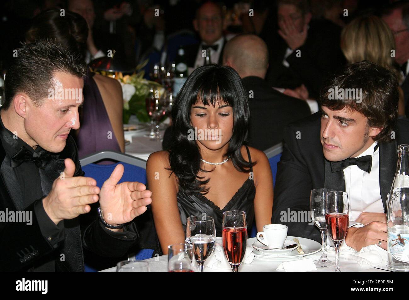 Spaniens Formel-1-Weltmeister Fernando Alonso mit seiner Freundin Raquel Rosario und dem ehemaligen deutschen Formel-1-Champion Michael Schumacher während der FIA Gala 2006 in Monaco am 8. Dezember 2006. Foto von Frederic Nebinger/ABACAPRESS.COM Stockfoto