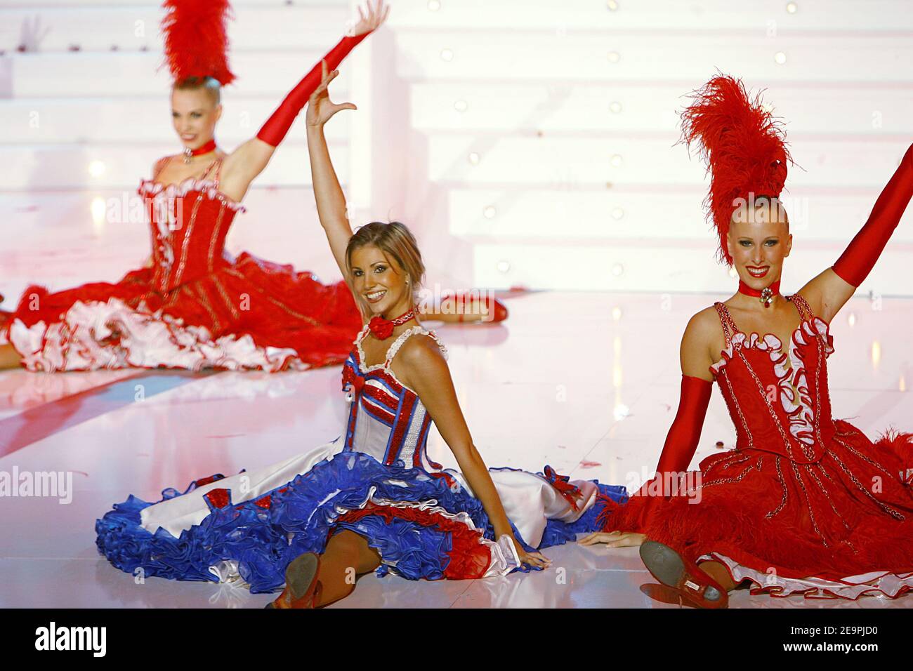 Miss France 2006, Alexandra Rosenfeld, auf der Bühne während der Wahlnacht 2007 im Futuroscope, in Poitiers, Frankreich, am 9. Dezember 2006. Miss Picardie, Rachel Legrain-Trapani, ist Miss France 2007. Foto von Patrick Bernard/ABACAPRESS.COM Stockfoto