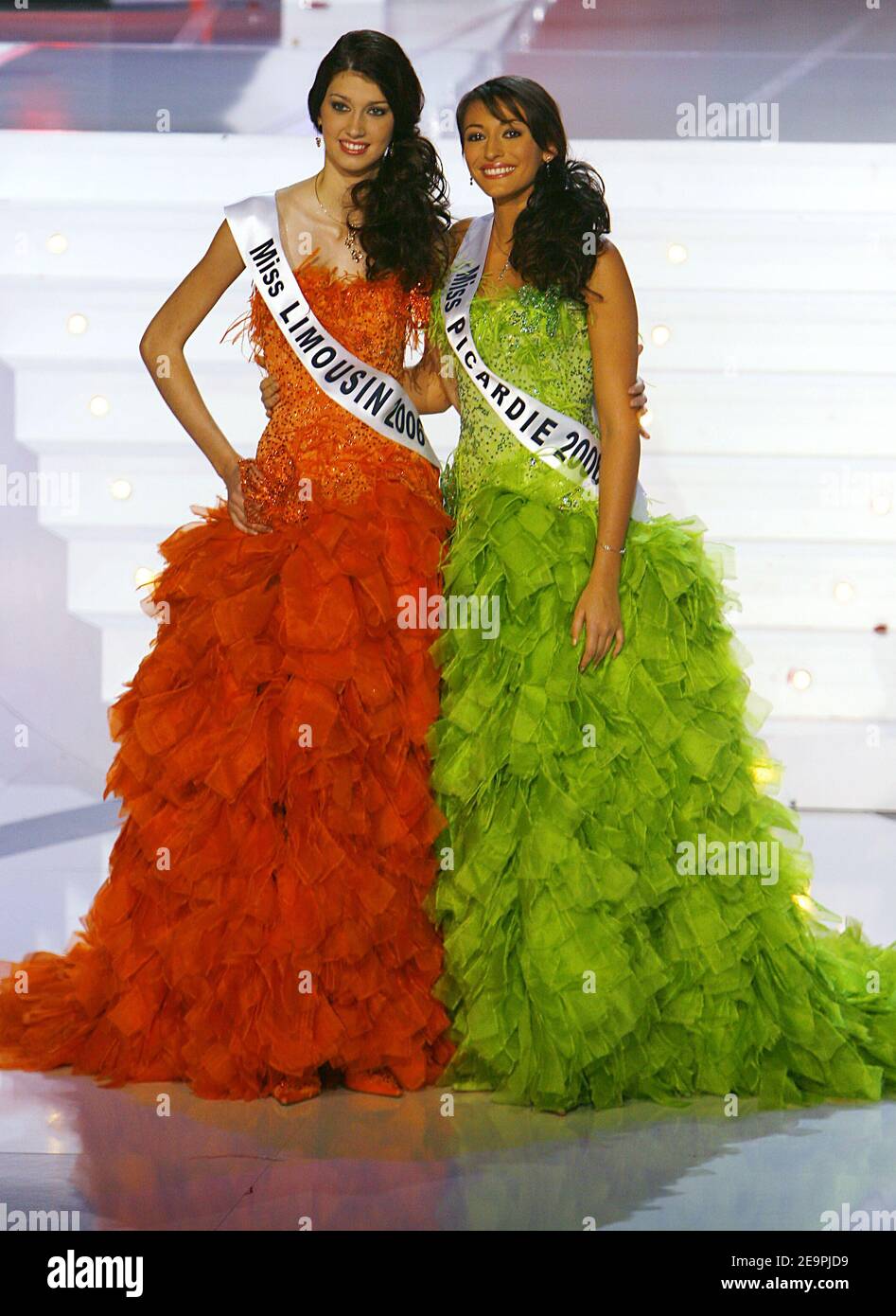 Miss Picardie, Rachel Legrain-Trapani, gekrönt Miss France 2007, posiert mit ihrer ersten dauphine Miss Limousin Sophie Vouzelaud während der Miss France Wahl 2007 im 'Futuroscope', in Poitiers, Frankreich, am 9. Dezember 2006. Miss Picardie, Rachel Legrain-Trapani, ist Miss France 2007. Foto von Patrick Bernard/ABACAPRESS.COM Stockfoto