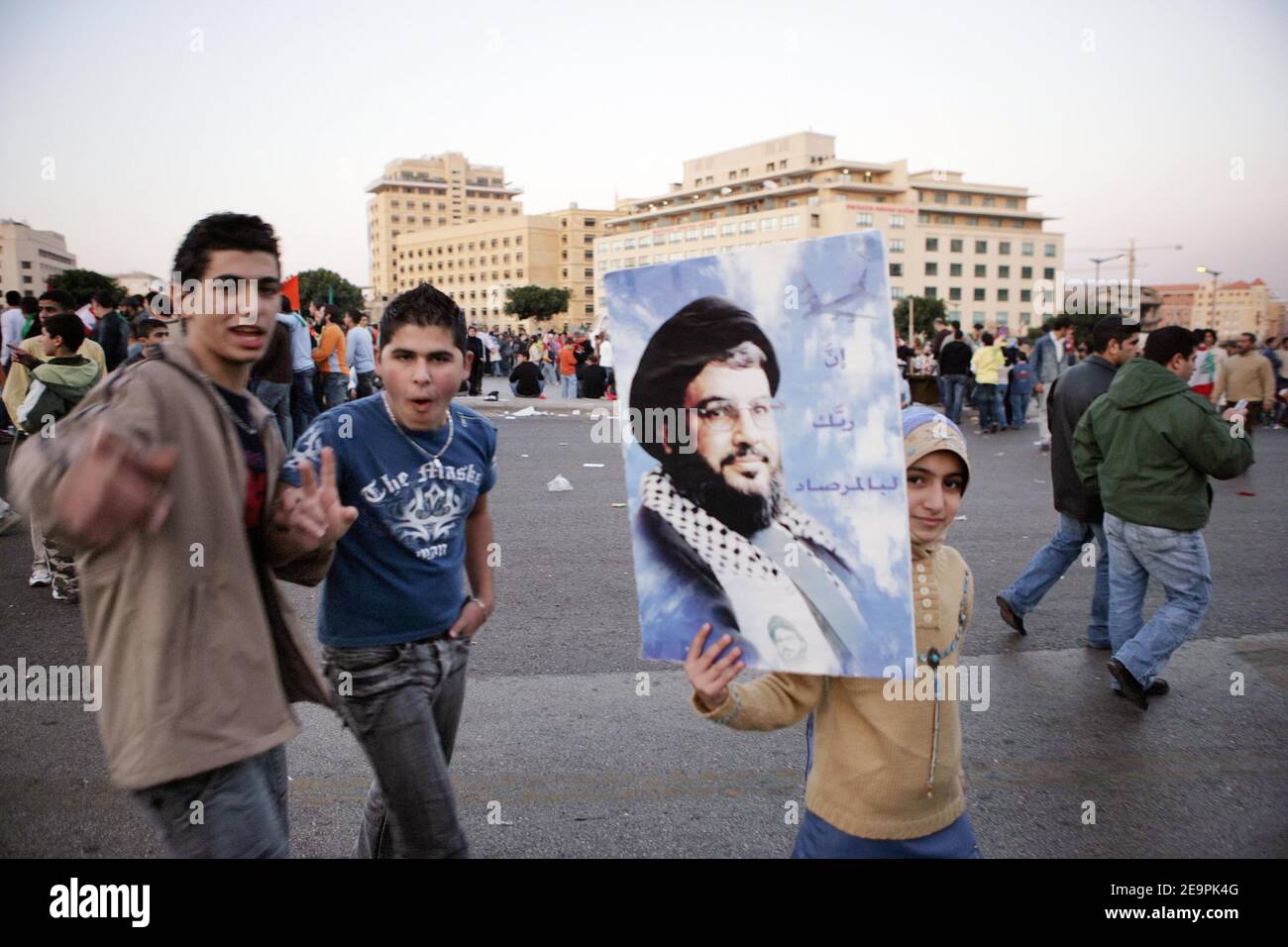 Tausende Libanesen, darunter Hunderte von Frauen und Kindern, protestieren am 10. Dezember 2006 im Zentrum von Beirut, Libanon. Mit zahlreichen Porträts des Hisbollah-Führers Hassan Nasrallah fordern die Demonstranten die Entlassung der Regierung. Foto von Paul Assaker/ABACAPRESS.COM Stockfoto