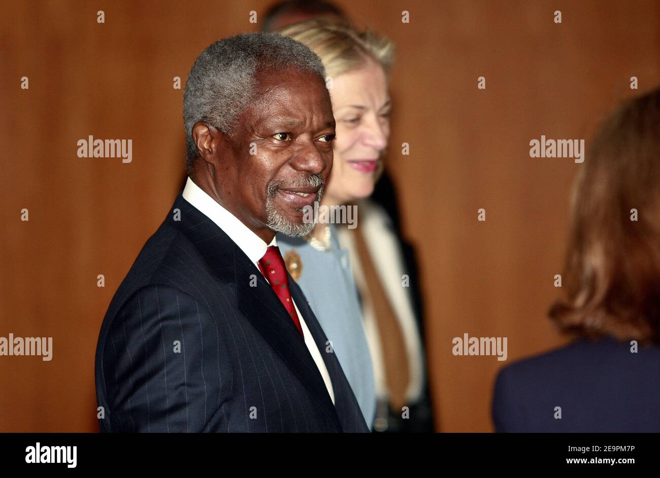Der Generalsekretär der Vereinten Nationen Kofi Annan und seine Frau kommen am 14. Dezember 2006 in New York City, New York, USA, zur Eid-Zeremonie von Ban Ki-moon im Hauptsitz der Vereinten Nationen an. Ban wird der erste asiatische UN-Chef, da U Thant von Burma die Organisation von 1961 bis 1971 führte. Ban wird über 15.000 Mitarbeiter aus über 170 Nationen führen. Foto von Gerald Holubowicz/ABACAPRESS.COM Stockfoto