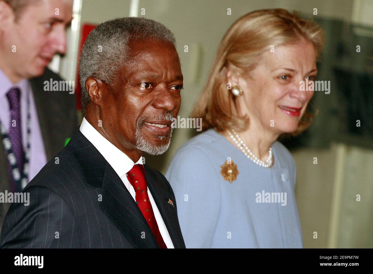 Der Generalsekretär der Vereinten Nationen Kofi Annan und seine Frau kommen am 14. Dezember 2006 in New York City, New York, USA, zur Eid-Zeremonie von Ban Ki-moon im Hauptsitz der Vereinten Nationen an. Ban wird der erste asiatische UN-Chef, da U Thant von Burma die Organisation von 1961 bis 1971 führte. Ban wird über 15.000 Mitarbeiter aus über 170 Nationen führen. Foto von Gerald Holubowicz/ABACAPRESS.COM Stockfoto