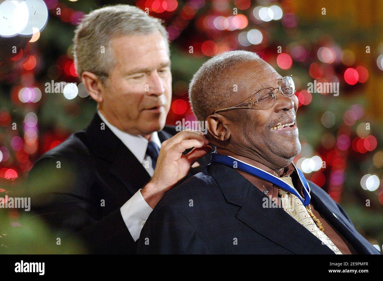 US-Musiker Riley 'B.B.' King erhält von US-Präsident George W. Bush die Medaille während einer Zeremonie für 2006 Empfänger der Presidential Medal of Freedom, die am 15. Dezember 2006 im East Room des Weißen Hauses in Washington, DC, USA, stattfand. Foto von Olivier Douliery/ABACAPRESS.COM Stockfoto
