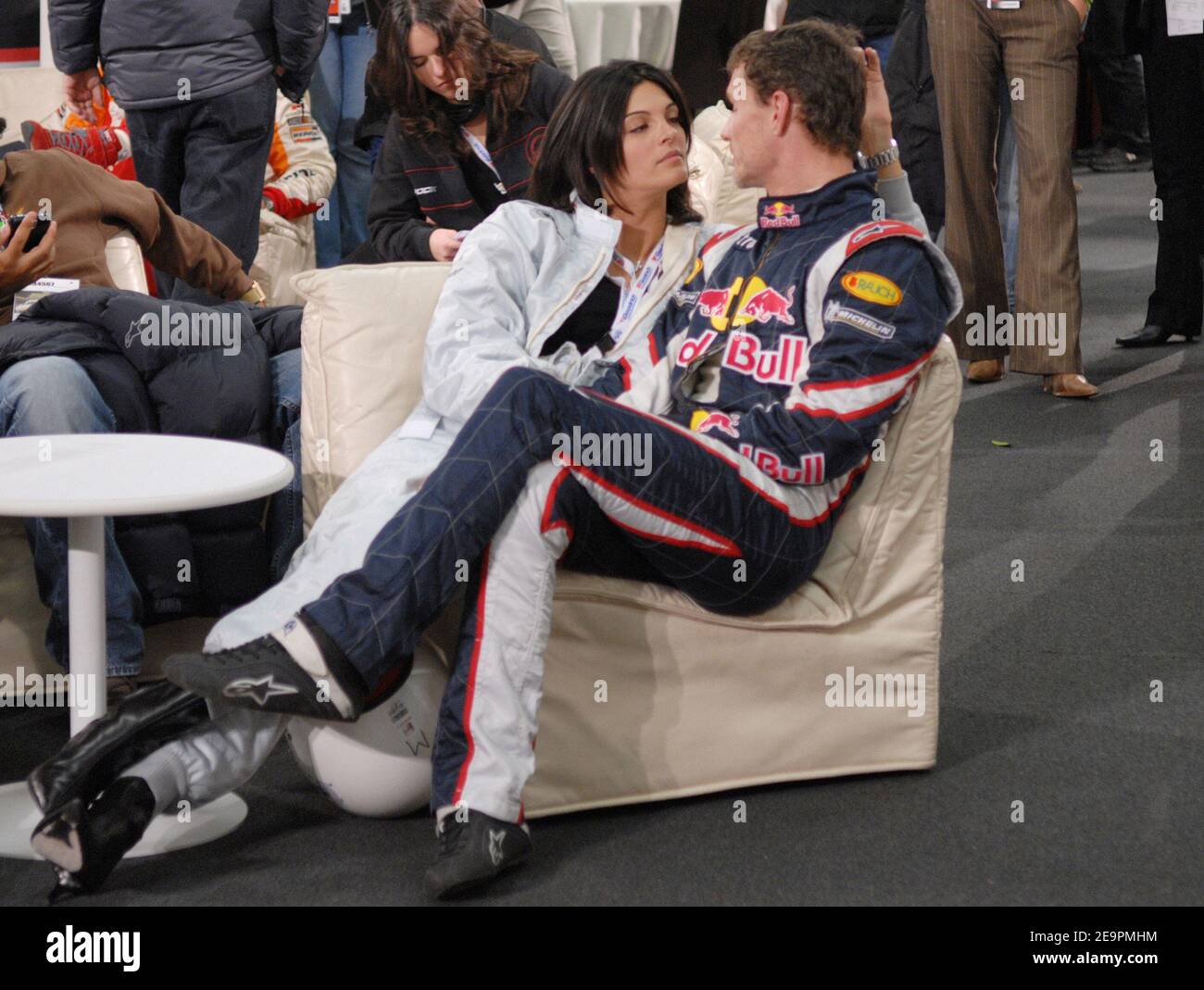 Der schottische F1-Pilot David Coulthard und seine Frau Karen Minier plaudern während des "Race of Champions", das am 16. Dezember 2006 im Stade de France in Saint-Denis bei Paris stattfand, in der Pilots Lounge. Foto von Nicolas Khayat/Cameleon/ABACAPRESS.COM Stockfoto