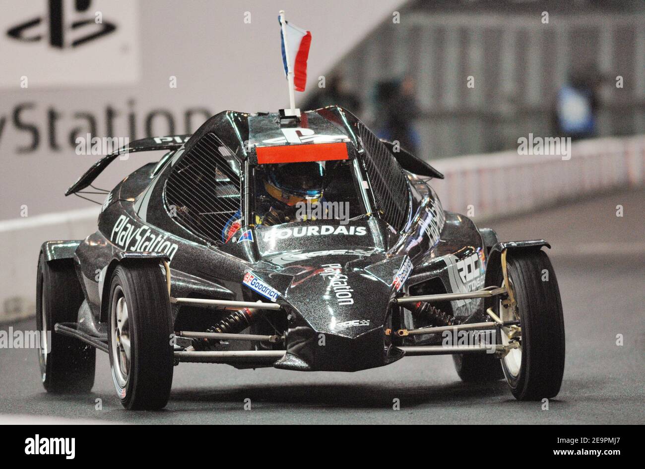 Der französische Fahrer Sebatien Bourdais fährt im Rahmen des "Race of Champions", das am 16. Dezember 2006 im Stade de France in Saint-Denis in der Nähe von Paris stattfand, mit einem Buggy. Foto von Nicolas Khayat/Cameleon/ABACAPRESS.COM Stockfoto