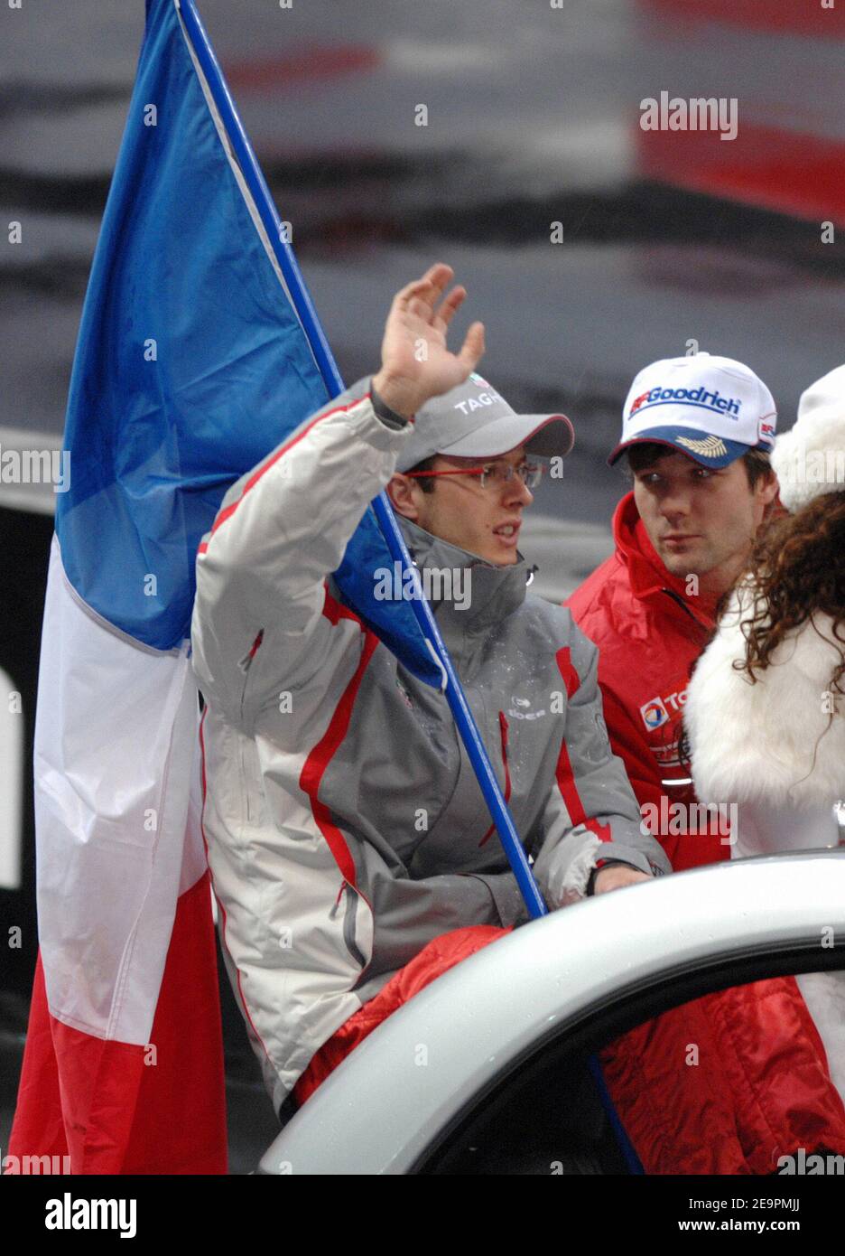 Die französischen Fahrer Sebastien Bourdais und Sebastien Loeb winken beim "Race of Champions", das am 16. Dezember 2006 im Stade de France in Saint-Denis in der Nähe von Paris, Frankreich, stattfand. Foto von Nicolas Khayat/Cameleon/ABACAPRESS.COM Stockfoto