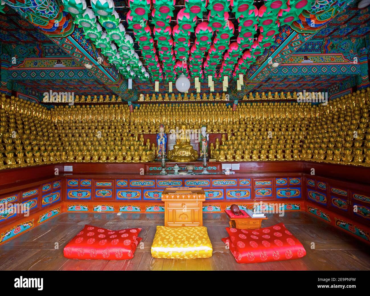 Gebetsraum in einem buddhistischen Tempel in Korea Stockfoto