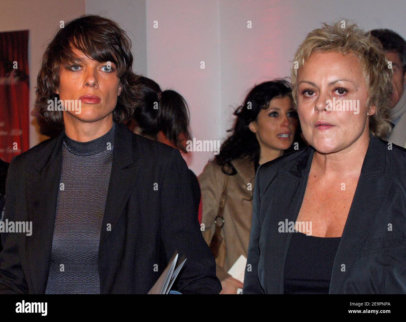 Der französische Humorist Muriel Robin und ihre Freundin Anne nehmen an der Preisverleihung des Prix Raimu Teil, die am 18. Dezember 2006 im Pierre Cardin Theater in Paris, Frankreich, stattfand. Die "Raimu Awards" zeichnen die besten französischen Comicschauspieler, Regisseure und Produzenten des Jahres aus. Foto von Christophe Guibbaud/ABACAPRESS.COM Stockfoto