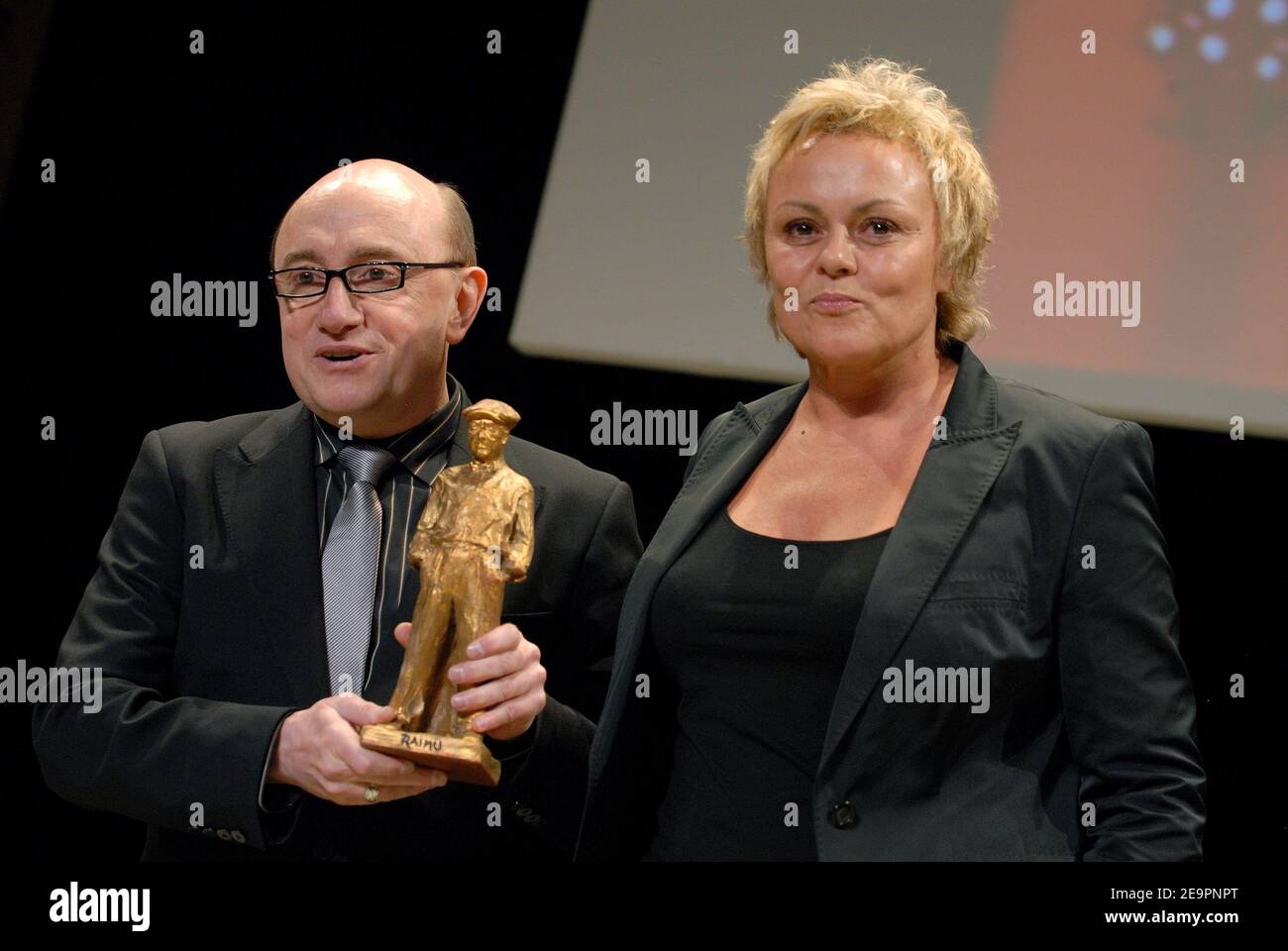 Der französische Schauspieler Michel Blanc und der Humorist Muriel Robin nehmen am 18. Dezember 2006 an der Verleihung des Prix Raimu im Pierre Cardin Theater in Paris Teil. Die "Raimu Awards" zeichnen die besten französischen Comicschauspieler, Regisseure und Produzenten des Jahres aus. Foto von Christophe Guibbaud/ABACAPRESS.COM Stockfoto