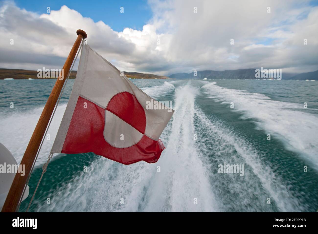 Grönländische Flagge auf der Rückseite eines Schnellbootes Stockfoto