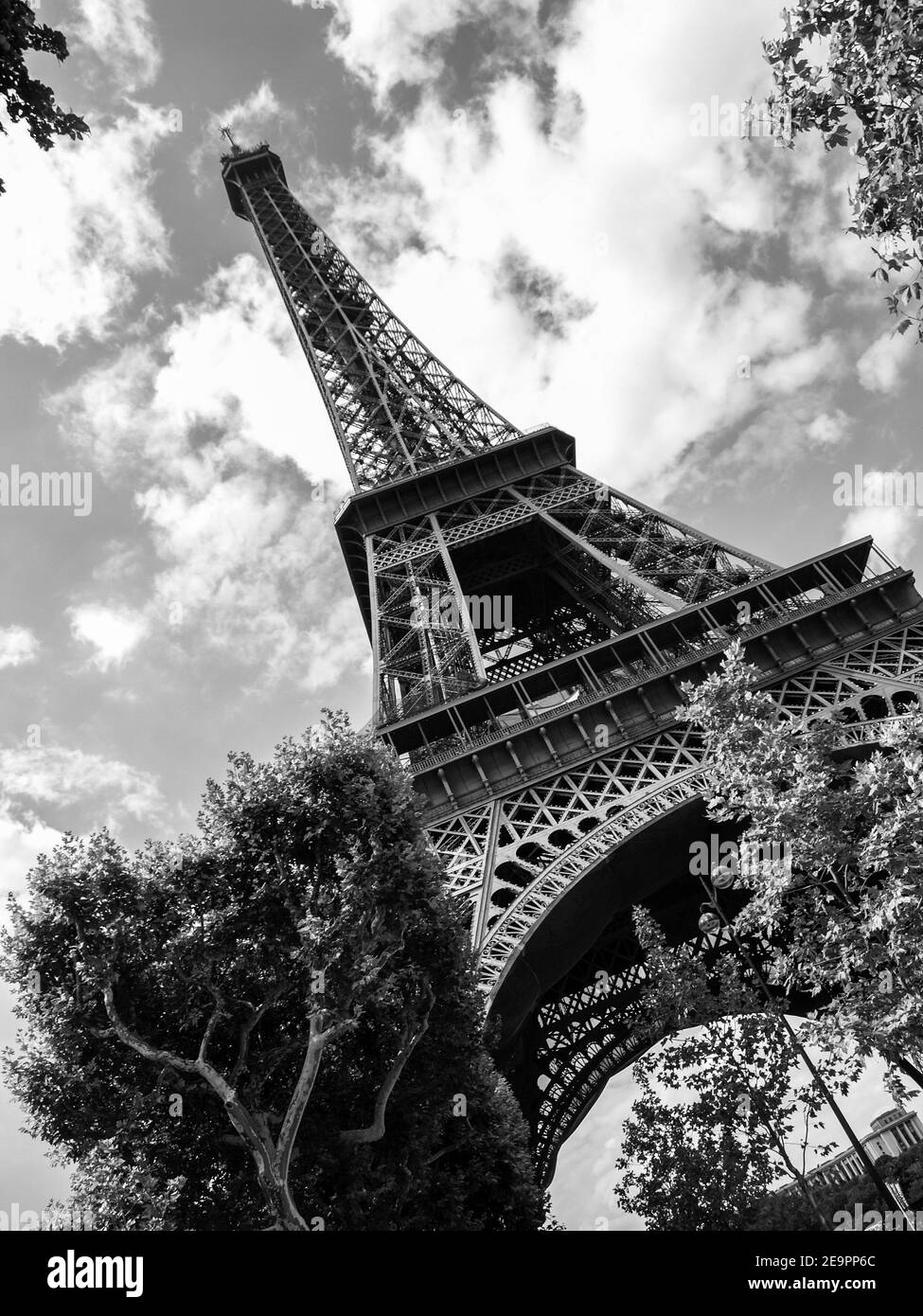 Blick von unten auf den Eiffelturm an sonnigen Sommertagen, Paris, Frankreich. Schwarzweiß-Bild. Stockfoto