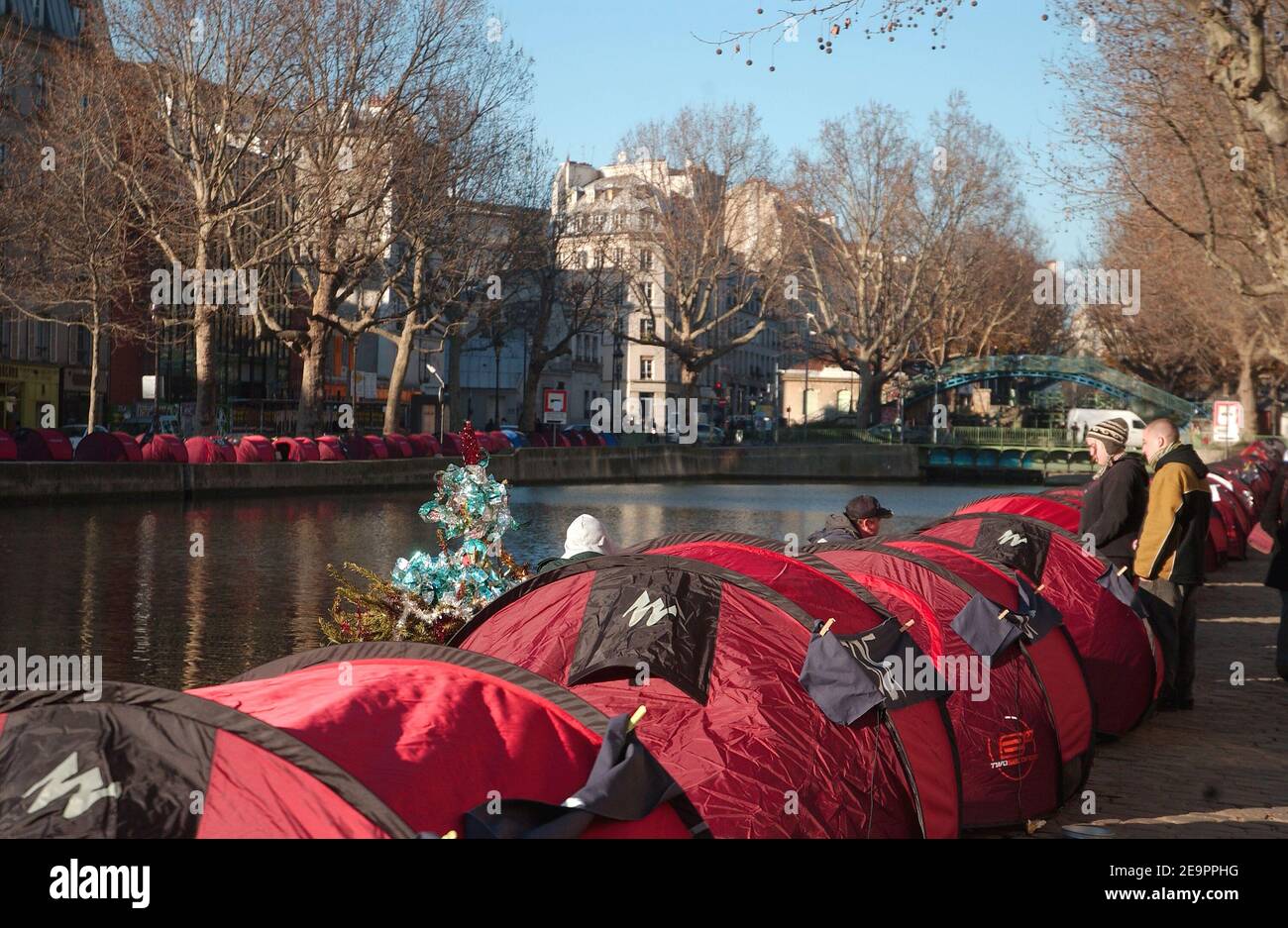 Zelte für Obdachlose säumen den Canal Saint Martin in Paris 20. Dezember 2006. Der französische Verein "Enfants de Don Quichotte" (Kinder von Don Quichotte) hat am 17. Dezember die Zelte eingerichtet, um auf die Notwendigkeit langfristiger Beherbergungslösungen für die Obdachlosen der Stadt aufmerksam zu machen. Das Schild 'SDF' steht für 'Sans Domizile Fixe' (ohne Permanent Home). Foto von Jules Motte/ABACAPRESS.COM Stockfoto