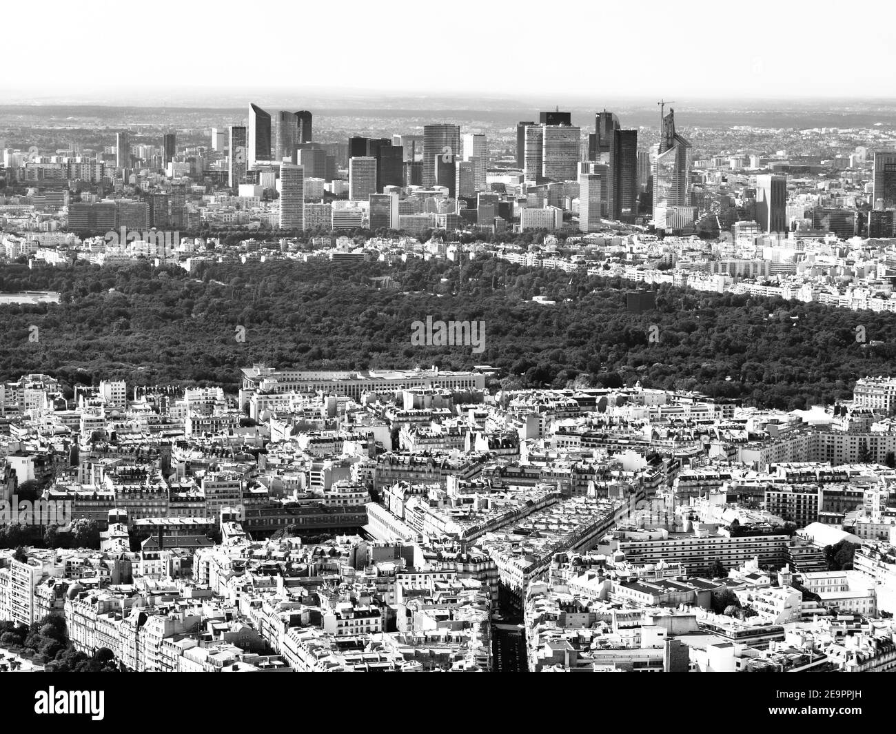 Blick auf das Geschäftsviertel La Defense und Boulogne foreste in Paris, Frankreich Stockfoto Blick auf das Geschäftsviertel La Defense und Boulogne foreste in Paris, Frankreich Stockfoto