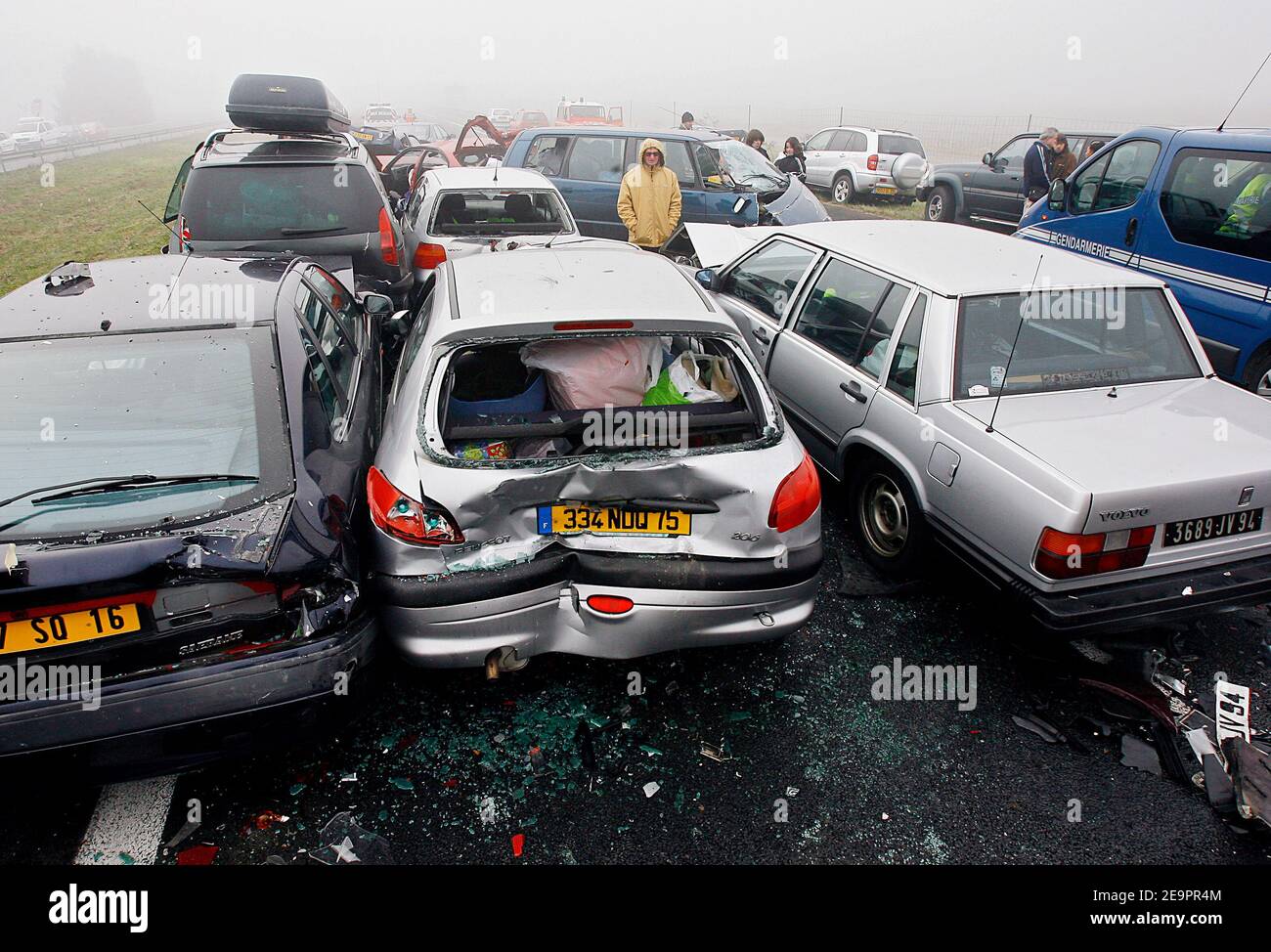 Spektakuläre Autobahnkollision auf der französischen Autobahn A 63 in Richtung Bordeaux nach Bayonne, Südwestfrankreich am 23. Dezember 2006. Der Unfall war auf einen schweren Nebel zurückzuführen und umfasste mehr als zweihundert Fahrzeuge, bei denen etwa zweiundzwanzig Personen verletzt wurden. Foto von Patrick Bernard/ABACAPRESS.COM Stockfoto