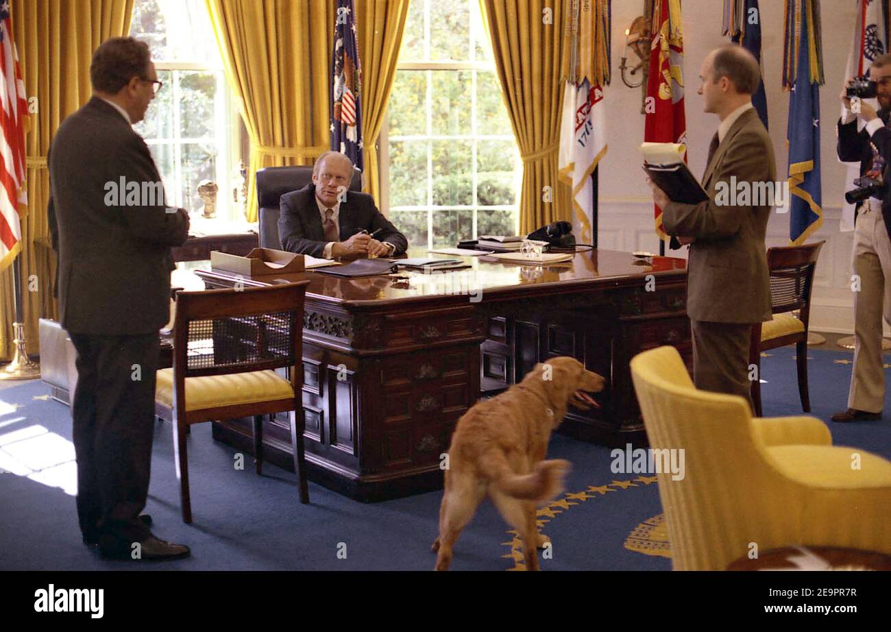 Gerald Ford, der Präsident der Vereinigten Staaten von 38th, stirbt mit 93 Jahren, teilte seine Frau Betty in einer kurzen Erklärung am 27. Dezember 2006 mit. Datei Bild aus der Bibliothek des Präsidenten. Originalunterschrift : Präsident Ford übergibt Staatssekretär Henry Kissinger und nationalen Sicherheitsberater Brent Scowcroft im Oval Office. 8. Oktober 1974. Foto Gerald R Ford Library via ABACAPRESS.COM Stockfoto