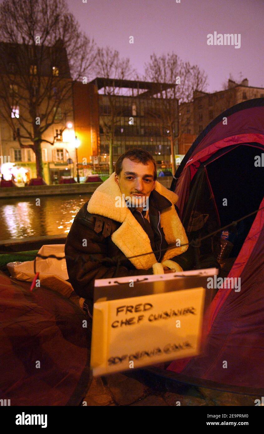 In den letzten sechs Jahren auf der Straße lebend, glaubt Frederic Druart, 34, wieder an den Weihnachtsmann. In diesem Jahr fand Frederic zwei große Geschenke: Einen Job und eine Wohnung. Druart wurde diesen Winter aus seinem Lager unter der Austerlitzer Brücke in Paris vertrieben und musste in ein anderes umziehen, das von der französischen Vereinigung 'Les enfants de Don Quichotte' (Don Quichottes Kinder) auf dem Quai de Jemmapes installiert wurde. Auf seinem Zelt stellte Frederic eine einfache Anzeige: 'Frederic, Koch, obdachlos für 6 Jahre'. Dieses Zeichen wurde von Omar Safsaf, dem Besitzer des Restaurants Les Paluches (Hände in Frenchslang) im Fernsehen gesehen, während ein Feature erzählt die Stockfoto