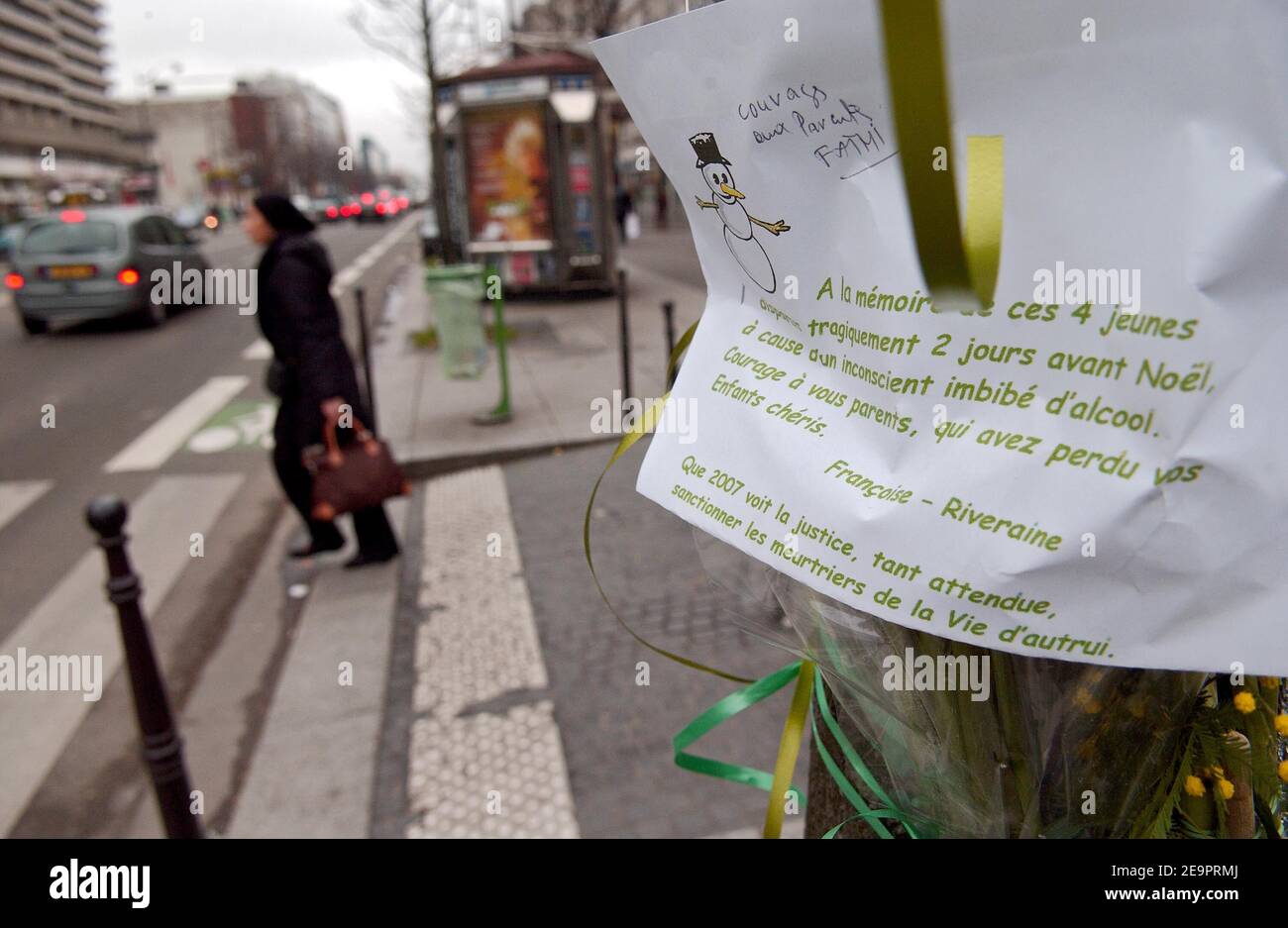 Die Bewohner der Nachbarschaft hinterlassen Blumen in der Erinnerung an vier junge Menschen, die bei einem Autounfall am Place d'Italie im Pariser Bezirk 13th am 23. Dezember 2006 ums Leben kamen. Sie kehrten aus einer Diskothek nach Hause zurück, als ihr Auto von einem Mercedes getroffen wurde, der Fahrer unter Alkohol- und Drogeneinfluss stand und verhaftet wurde. Bild aufgenommen am 28. Dezember 2006 in Paris, Frankreich. Foto von Jules Motte/ABACAPRESS.COM Stockfoto