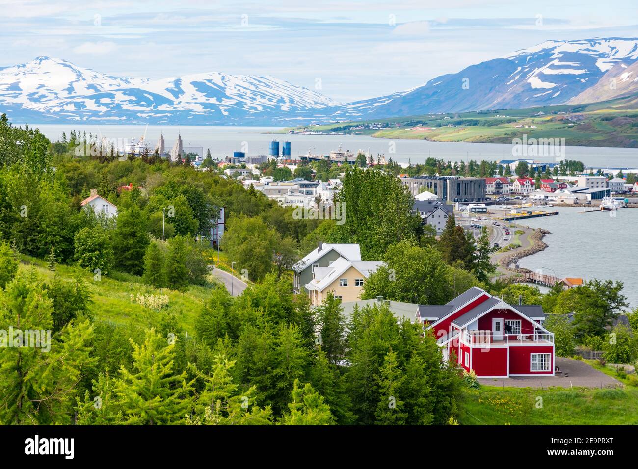Stadt Akureyri in Nordisland an einem Sommertag Stockfoto
