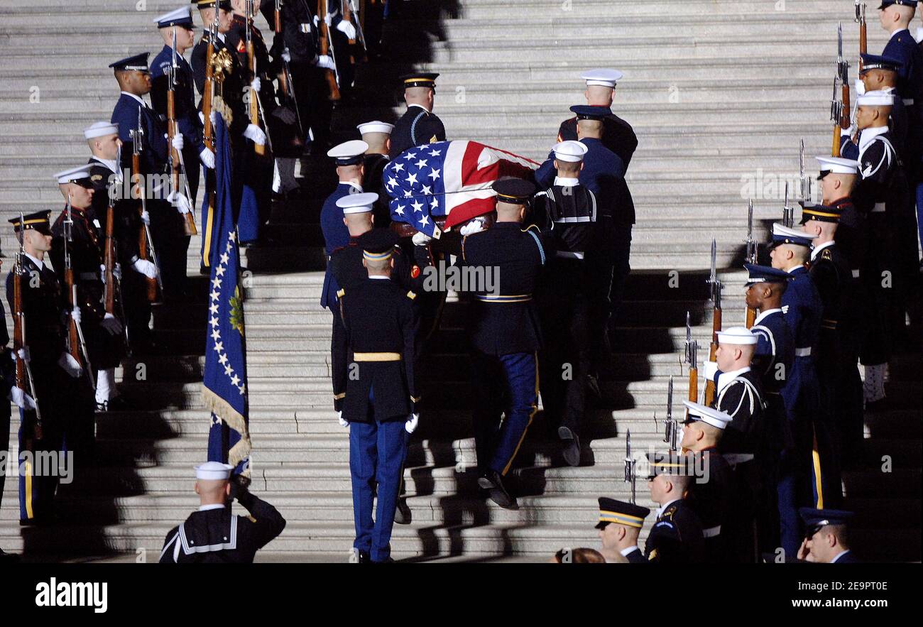 Ein militärischer Ehrengarde trägt die Schatulle des ehemaligen US-Präsidenten Gerald R. Ford die Schritte des US-Repräsentantenhauses am US-Kapitol am 30. Dezember 2006 in Washington, DC. Ford wird bis Dienstag in der Rotunde des Kapitols liegen, wenn eine Trauerfeier in der Washington National Cathedral stattfinden wird.Foto von Olivier Douliery/ABACAPRESS.COM Stockfoto