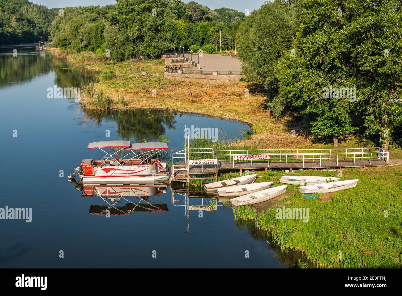 Swjatogorsk, Ukraine 07.16.2020. Böschung in der Nähe der Sewersky Donez Fluss gegenüber der Swjatogorsk Lavra an einem sonnigen Sommermorgen Stockfoto