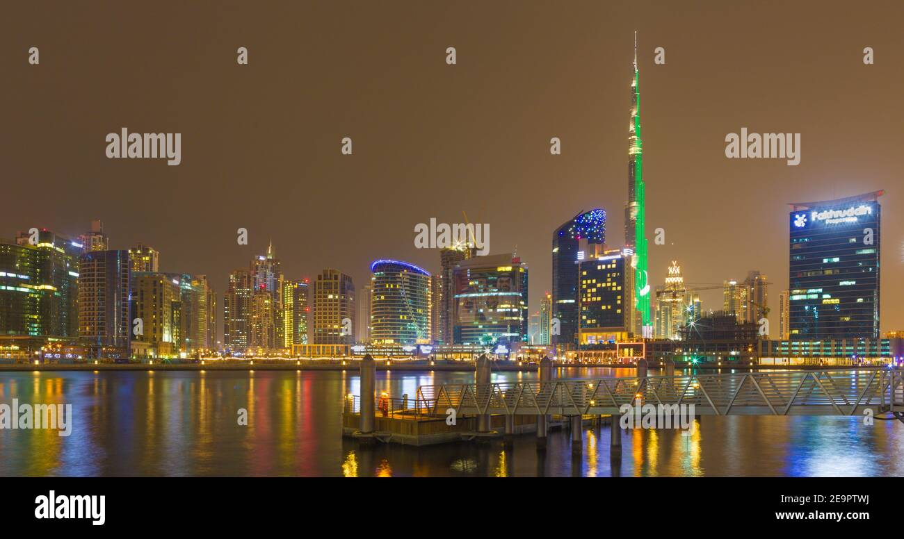 DUBAI, Vereinigte Arabische Emirate - 23. März 2017: Der Abend Skyline über dem Kanal und der Innenstadt. Stockfoto