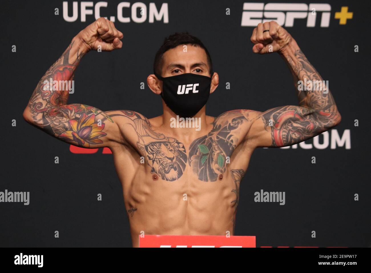 Las Vegas, Nevada, Las Vegas, NV, USA. Februar 2021, 6th. Las Vegas, NV - Februar 6: Carlos Diego Ferreira posiert auf der Waage während der UFC Vegas 18 Wiegen-ins bei UFC Apex am 6. Februar 2021 in Las Vegas, Nevada, USA. Quelle: Diego Ribas/PX Imagens/ZUMA Wire/Alamy Live News Stockfoto