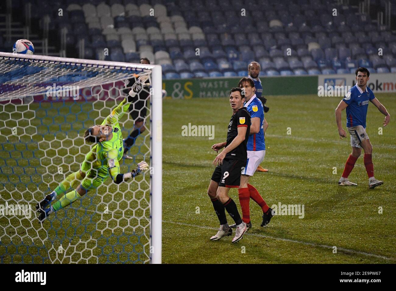 Craig MacGillivray aus Portsmouth tips ein Schuss in die Bar - Portsmouth gegen Lincoln City, Sky Bet League One, Fratton Park, Portsmouth, UK - 26th. Januar 2021 nur zur redaktionellen Verwendung - es gelten die DataCo-Einschränkungen Stockfoto