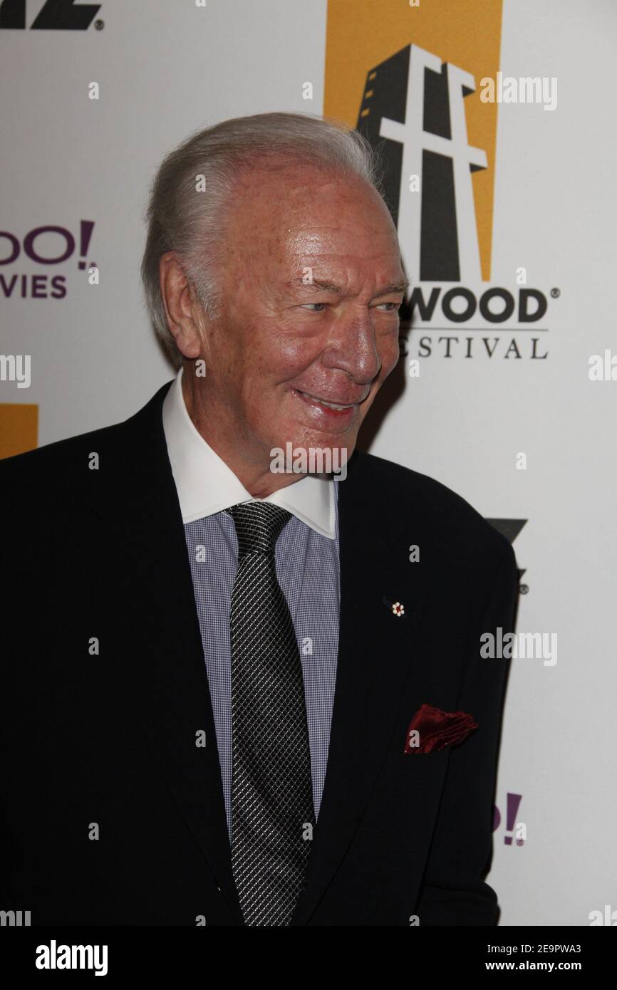 Februar 2021, 6th. DATEI: Christopher Plummer stirbt am 91. Manhattan, Vereinigte Staaten Von Amerika. 24th Oktober 2011. BEVERLY HILLS, CA - 24. OKTOBER: Christopher Plummer kommt am 24. Oktober 2011 zur jährlichen Hollywood Film Awards Gala 15th im Beverly Hilton Hotel in Beverly Hills, Kalifornien, an. Personen: Christopher Plummer Kredit: Storms Media Group/Alamy Live News Stockfoto