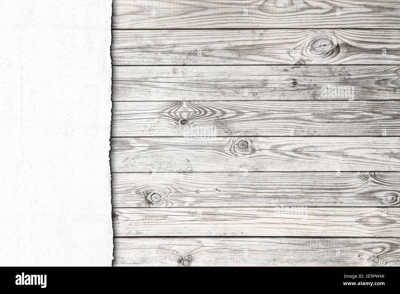 Zerrissenes Papier auf Holzwandhintergrund. Papier Rand Holz Textur Stockfoto