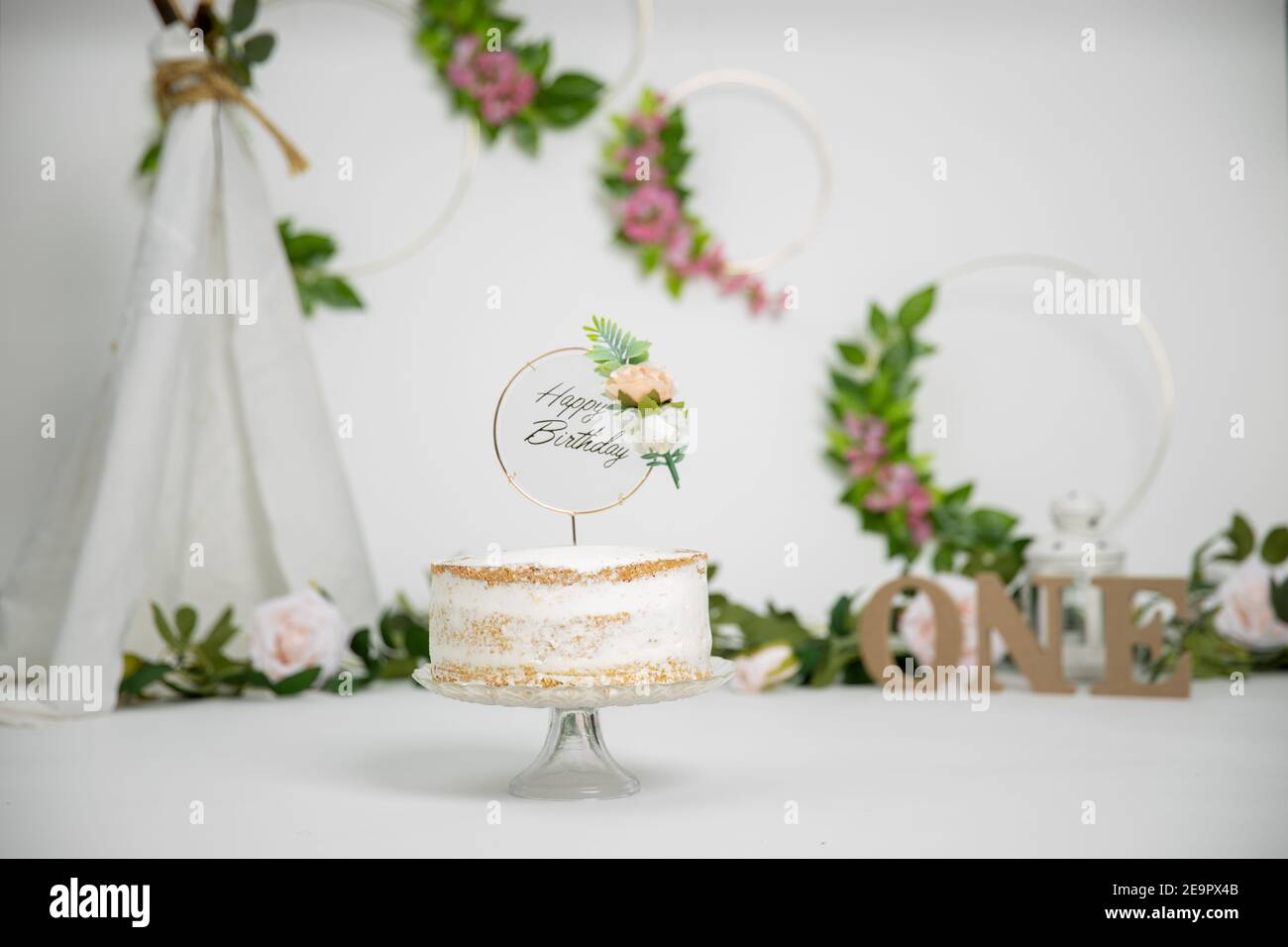 Festliche Hintergrund Dekoration für Geburtstagsfeier mit Gourmet-Kuchen, Briefe sagen, ein im Studio, Kuchen zerschlagen ersten Jahr Konzept Stockfoto