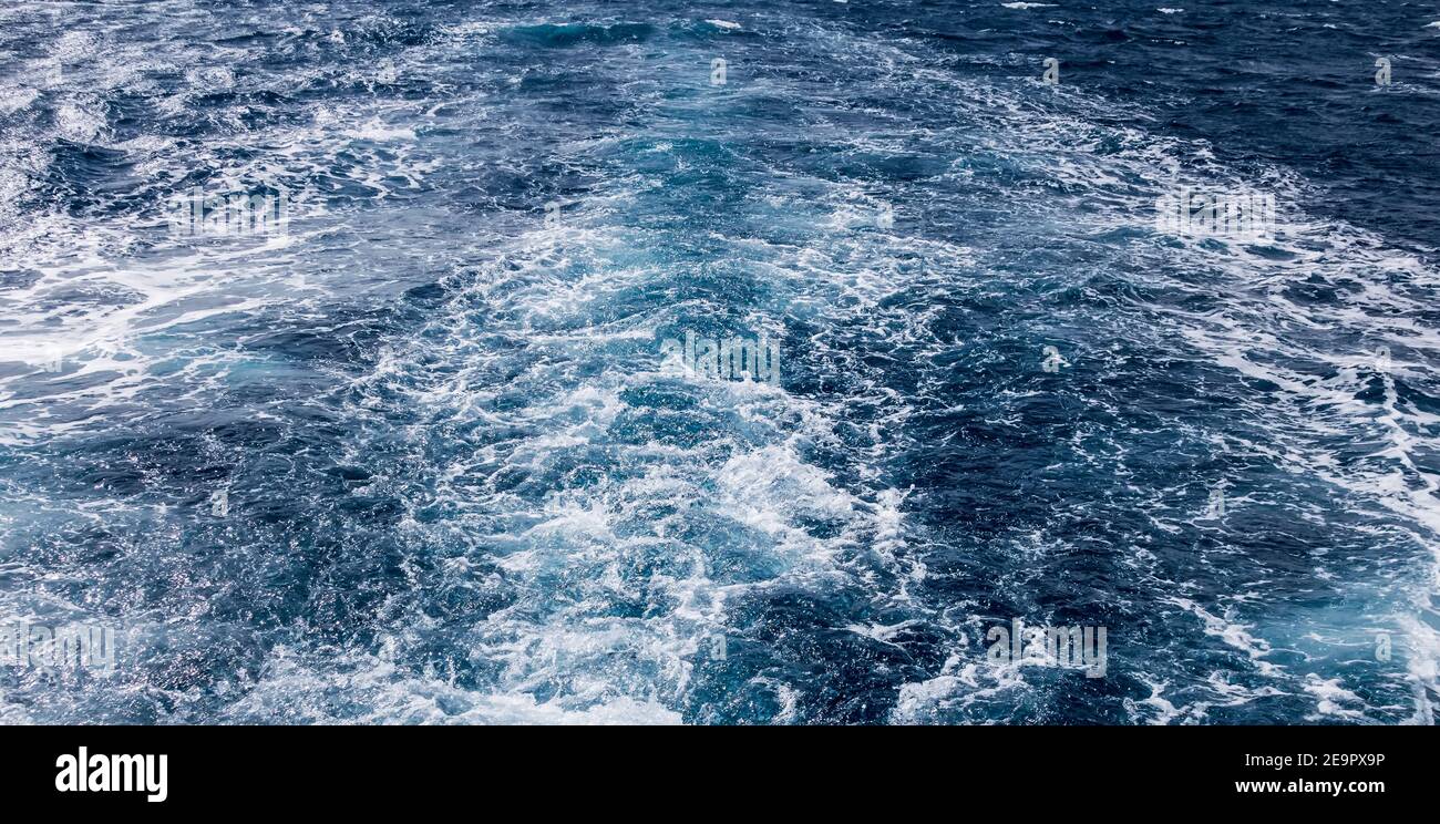 Boot Wave Ozean Spur auf blauem Meer Süßwasser Hintergrund. Tiefe Ozean Wasser Oberfläche Spur Blase schäumend.Reise Ziel Motorboot Wasser Spuren in Stockfoto