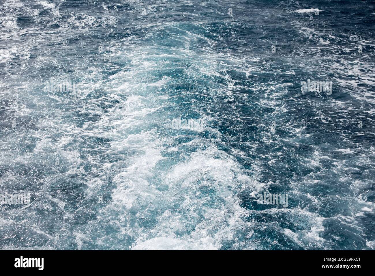 Boot Wave Ozean Spur auf blauem Meer Süßwasser Hintergrund. Tiefe Ozean Wasser Oberfläche Spur Blase schäumend.Reise Ziel Motorboot Wasser Spuren in Stockfoto