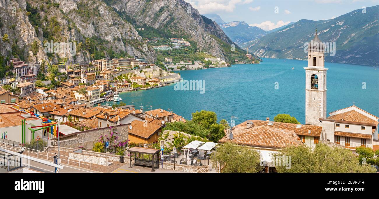 Limone sul Garda - Die kleine Stadt unter den Alpen Felsen auf dem Lago di Garda See. Stockfoto