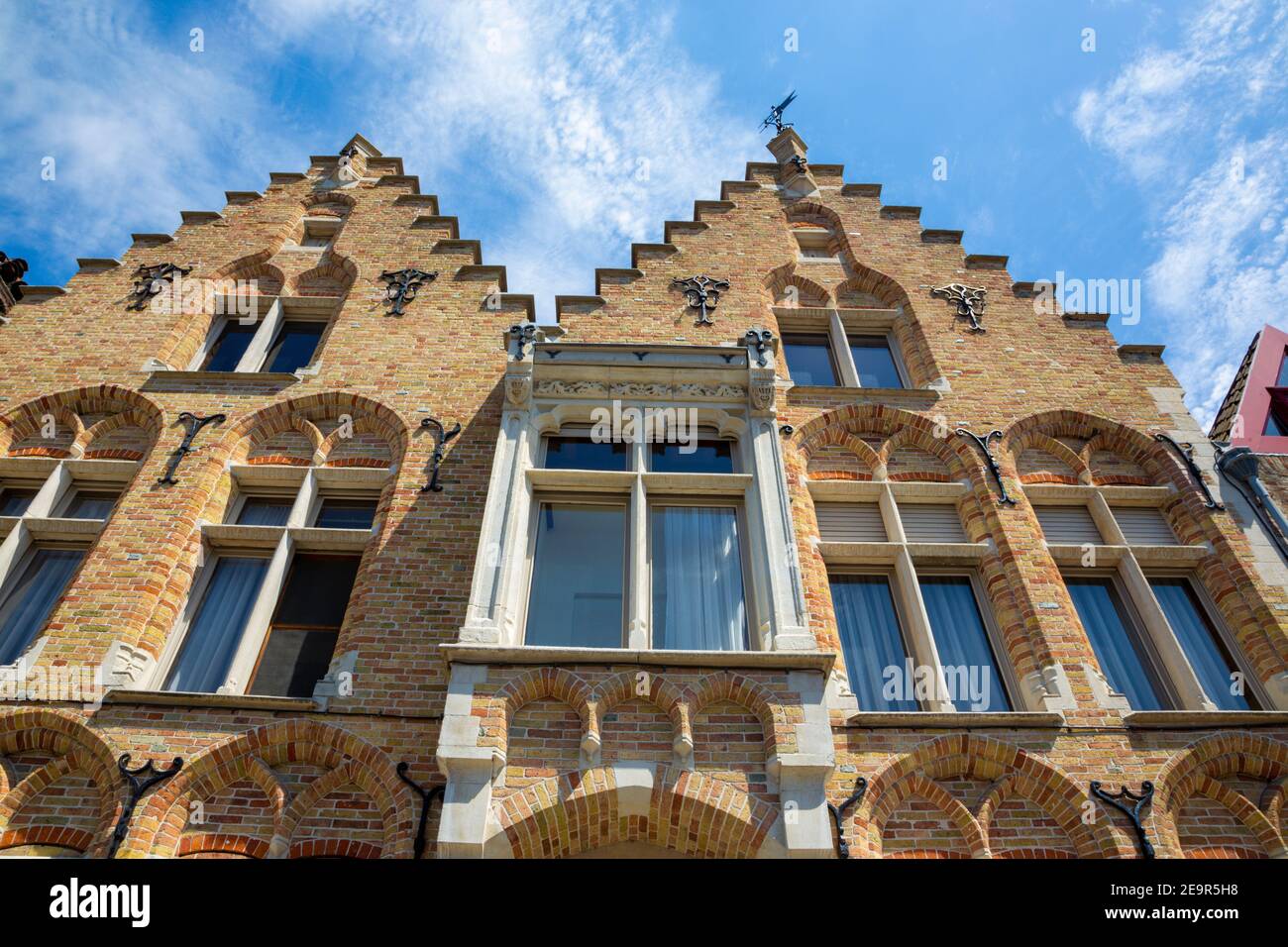 BRÜGGE, BELGIEN - 12. JUNI 2014: Die Fassade der typischen Backsteinhäuser Stockfoto