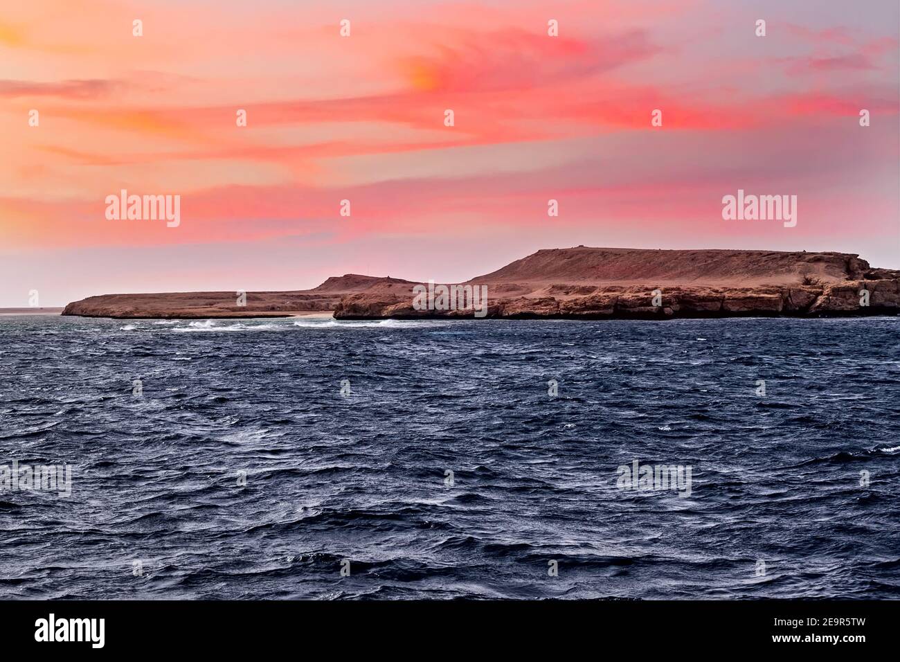 Sonnenuntergang Sinai Berge Küste Afrika. Landschaft des Roten Meeres. Urlaubsziel Konzept Ras Muhammad ist der berühmteste Nationalpark im Sinai Stockfoto