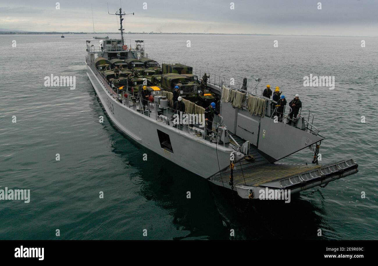 FS Hallebarde ein Landungsschiff der französischen Marine verlassen die Sturmschiff FS Mistral nach der Abholung Soldaten und Fahrzeuge Stockfoto