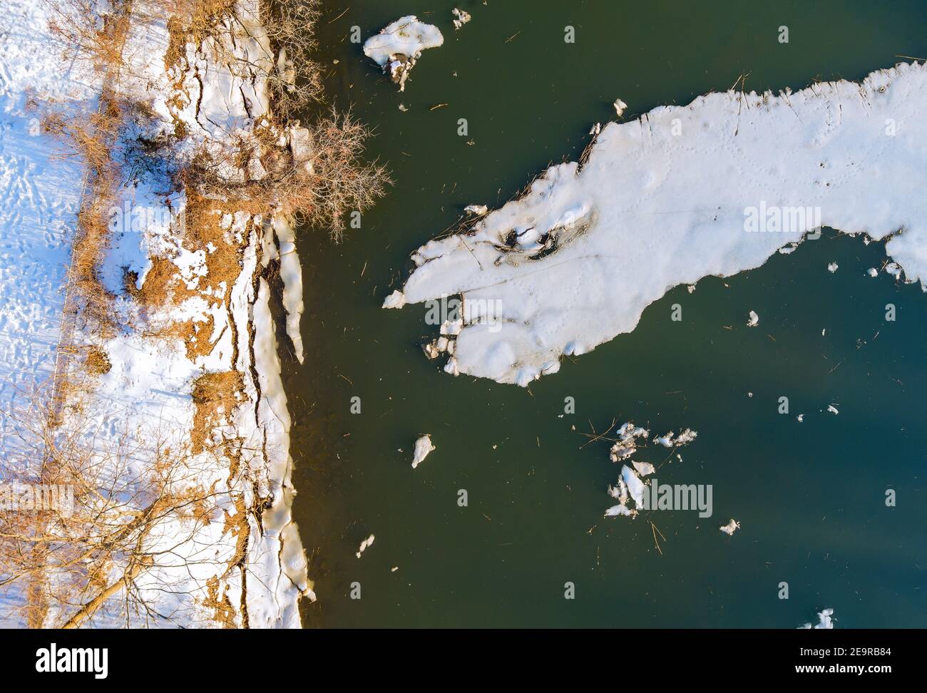 Frühlingshafte Eisbrechung fließt groß und klein, die aufbricht Der Fluss schwebt den Bach hinunter Stockfoto