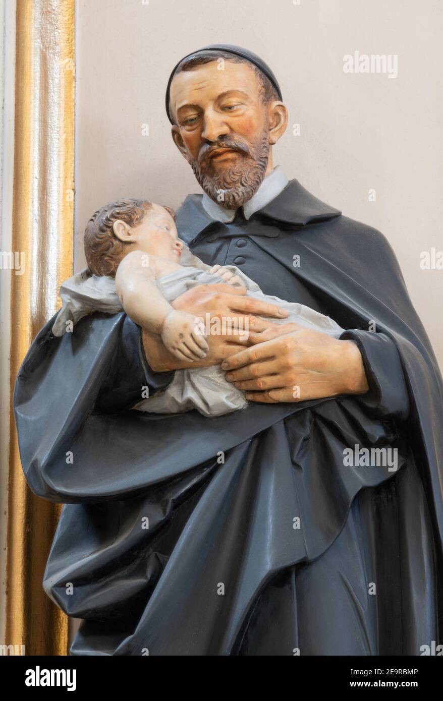 WIEN, AUSTIRA - 22. OKTOBER 2020: Die geschnitzte Polychomskulptur des Hl. Vinzenz von Paul in der Kirche St. Johannes der Evangelst von Josef Urbania. Stockfoto